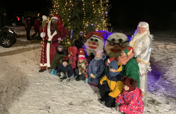 Ručiūnuose įžiebta Kalėdų eglė