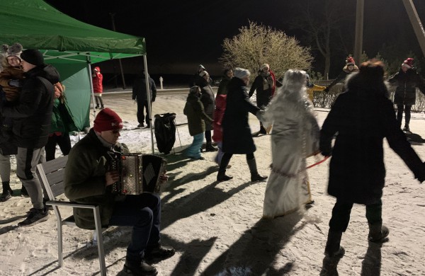 Ručiūnuose įžiebta Kalėdų eglė