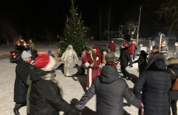 Ručiūnuose įžiebta Kalėdų eglė