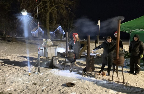 Ručiūnuose įžiebta Kalėdų eglė