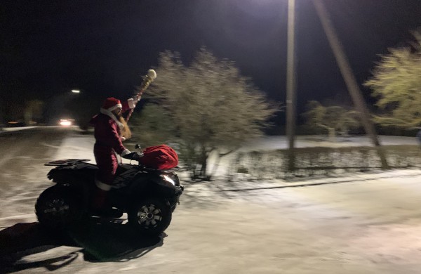 Ručiūnuose įžiebta Kalėdų eglė