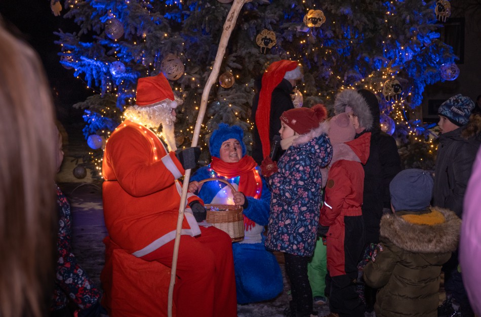 Užusaliuose įžiebta magiška kalėdinė eglutė
