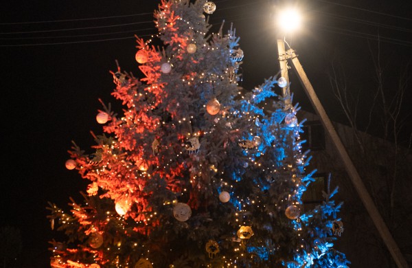 Užusaliuose įžiebta magiška kalėdinė eglutė