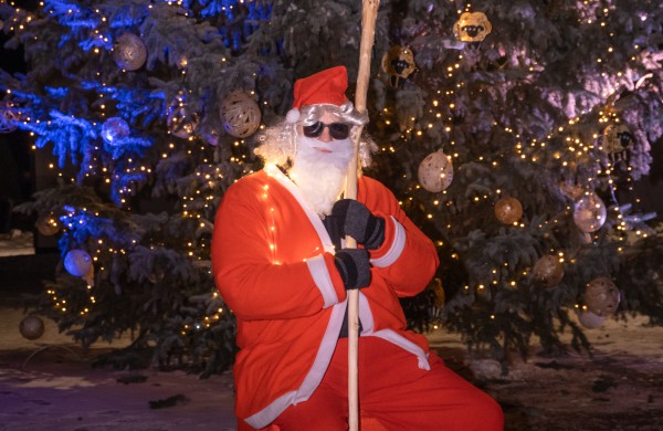 Užusaliuose įžiebta magiška kalėdinė eglutė