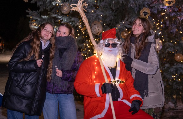 Užusaliuose įžiebta magiška kalėdinė eglutė