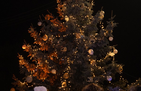 Užusaliuose įžiebta magiška kalėdinė eglutė