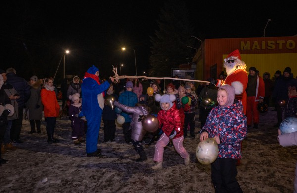Užusaliuose įžiebta magiška kalėdinė eglutė