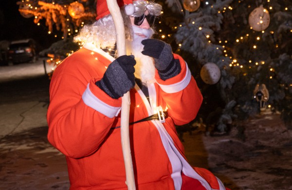 Užusaliuose įžiebta magiška kalėdinė eglutė