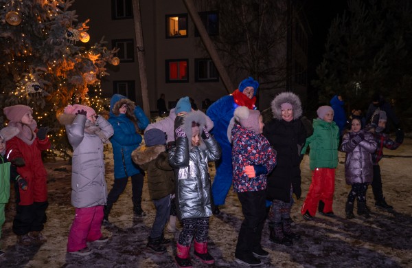 Užusaliuose įžiebta magiška kalėdinė eglutė