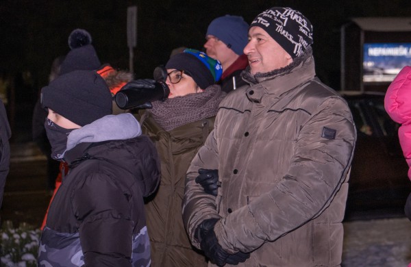 Užusaliuose įžiebta magiška kalėdinė eglutė