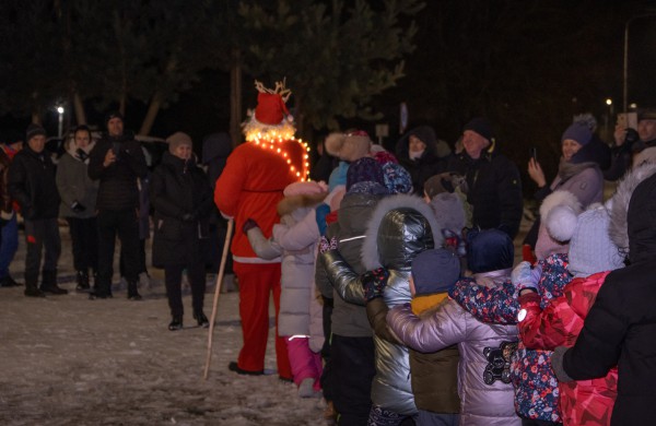 Užusaliuose įžiebta magiška kalėdinė eglutė