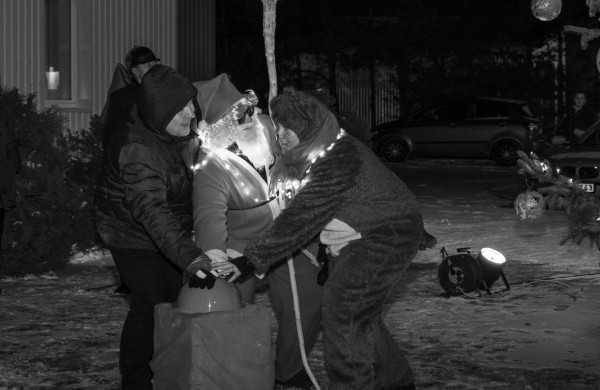 Užusaliuose įžiebta magiška kalėdinė eglutė