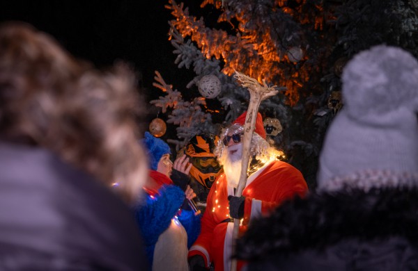 Užusaliuose įžiebta magiška kalėdinė eglutė