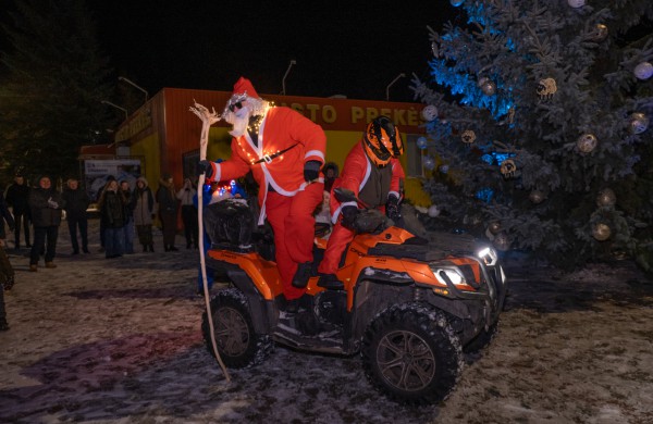 Užusaliuose įžiebta magiška kalėdinė eglutė