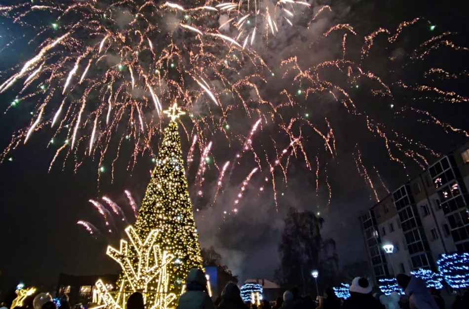 Prisiminkime, kaip per 5 metus keitėsi Jonavos Kalėdų eglės  