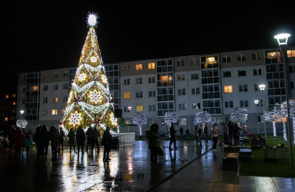 Prisiminkime, kaip per 5 metus keitėsi Jonavos Kalėdų eglės  