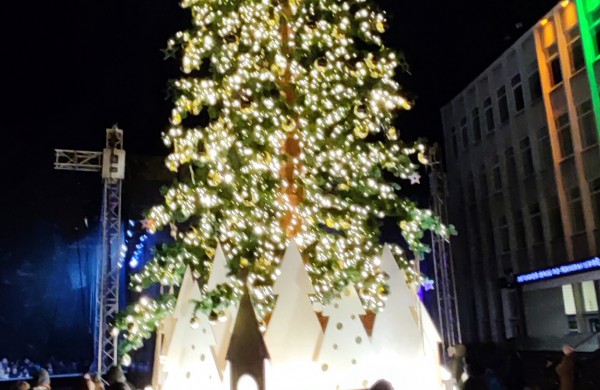 Prisiminkime, kaip per 5 metus keitėsi Jonavos Kalėdų eglės  