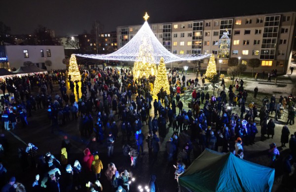 Prisiminkime, kaip per 5 metus keitėsi Jonavos Kalėdų eglės  