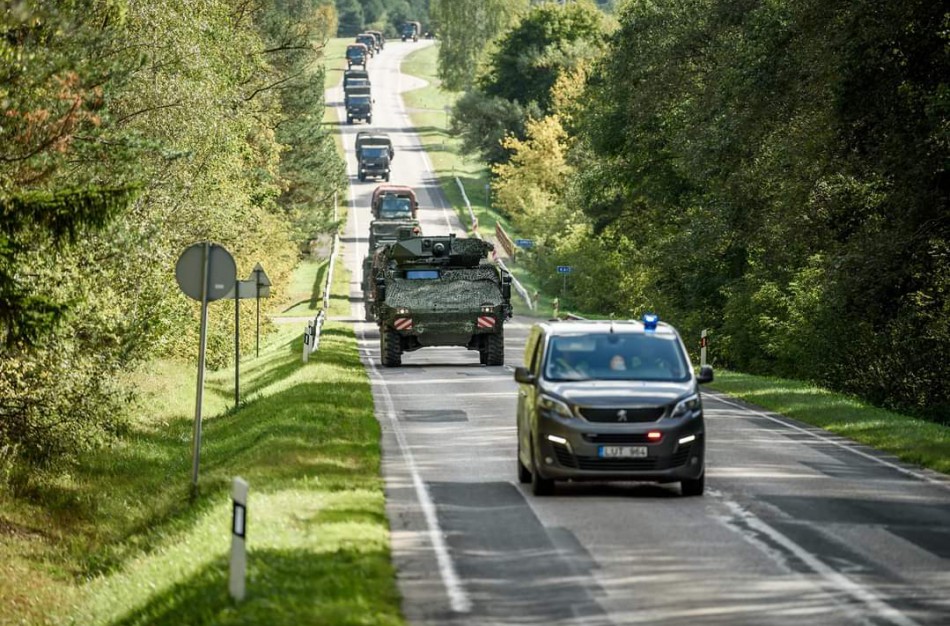 Lietuvos kariuomenė informuoja apie karinės technikos judėjimą keliuose