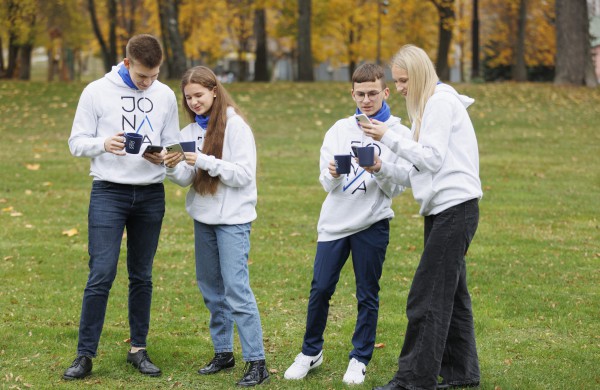 Miesto programėlės kūrėjai: jonaviečiams pasiūlėme ir nuolaidą baseinui, ir patiems keisti tilto apšvietimą