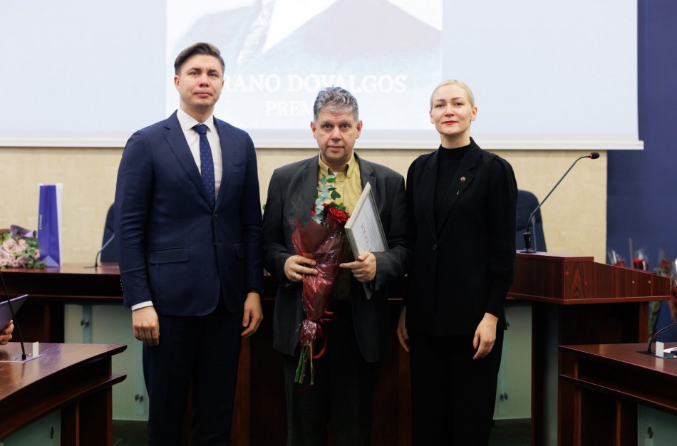 P. Dovalgos premija įteikta poetui ir vertėjui Vytui Dekšniui