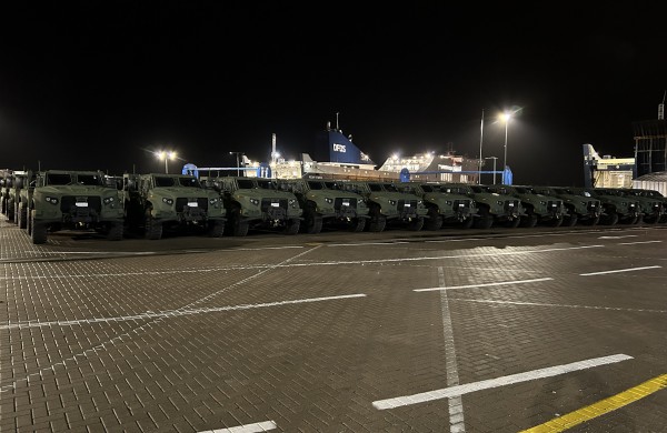 Baigtas pirmasis JLTV įsigijimo etapas: į Lietuvą pristatyti visi šarvuoti visureigiai