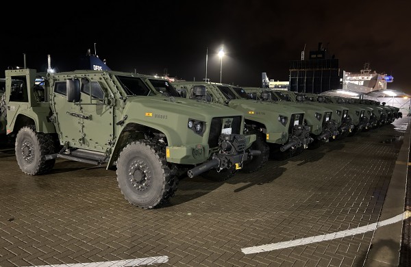 Baigtas pirmasis JLTV įsigijimo etapas: į Lietuvą pristatyti visi šarvuoti visureigiai