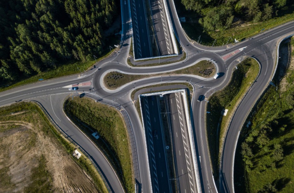 Kelių direkcija apibendrina metų rezultatus: sparčiau tvarkomi tiltai, išjudėję strateginiai projektai ir rekordinis skaičius suremontuotų kelių