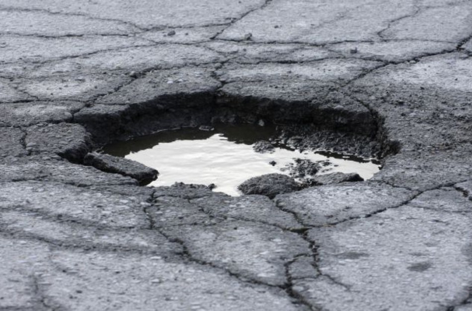 Vairuotojai teiraujasi dėl duobių kelyje: ar darbai - planuose?