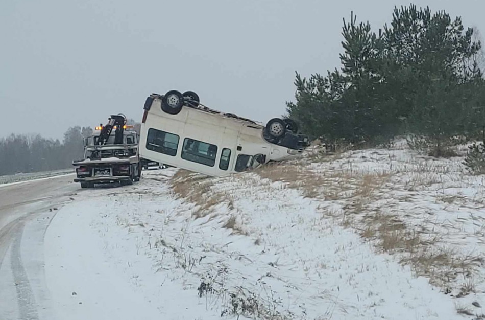 Jonavos rajone apvirto mikroautobusas: prireikė ir medikų pagalbos