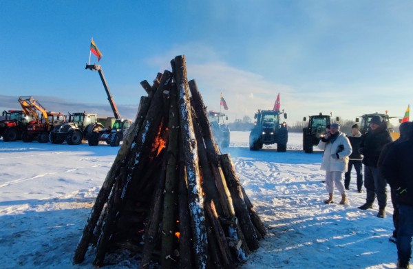 Jonavos ūkininkai prisijungė prie visuotinės Lietuvos žemdirbių protesto akcijos  „Vilties laužai“