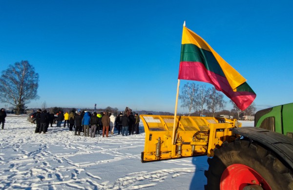 Jonavos ūkininkai prisijungė prie visuotinės Lietuvos žemdirbių protesto akcijos  „Vilties laužai“