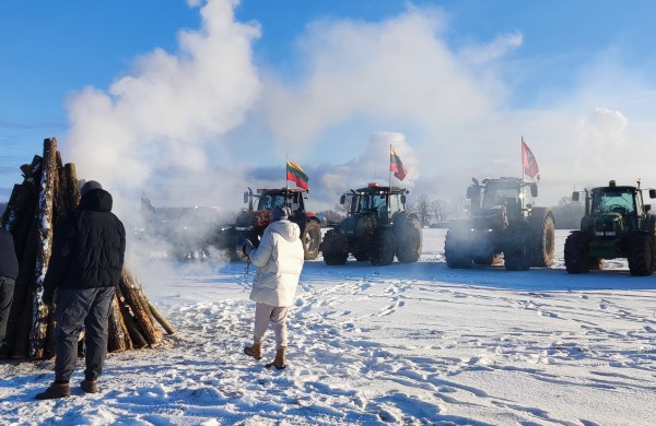 Jonavos ūkininkai prisijungė prie visuotinės Lietuvos žemdirbių protesto akcijos  „Vilties laužai“