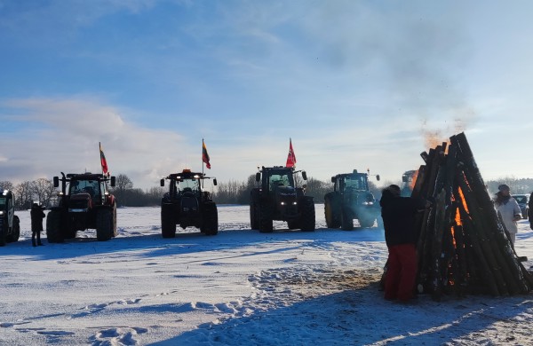 Jonavos ūkininkai prisijungė prie visuotinės Lietuvos žemdirbių protesto akcijos  „Vilties laužai“