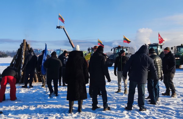 Jonavos ūkininkai prisijungė prie visuotinės Lietuvos žemdirbių protesto akcijos  „Vilties laužai“