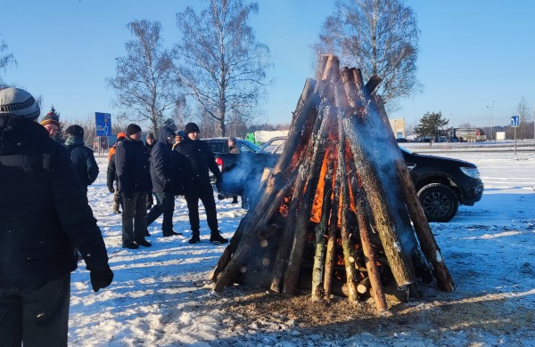 Jonavos ūkininkai prisijungė prie visuotinės Lietuvos žemdirbių protesto akcijos  „Vilties laužai“