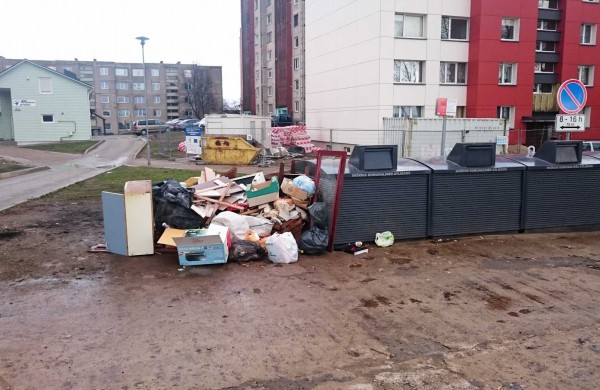 Aikštelės prie konteinerių virsta sąvartynais