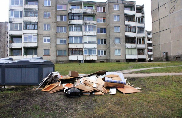 Aikštelės prie konteinerių virsta sąvartynais