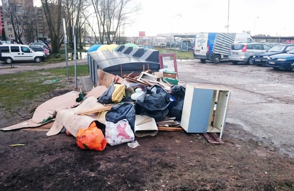 Aikštelės prie konteinerių virsta sąvartynais