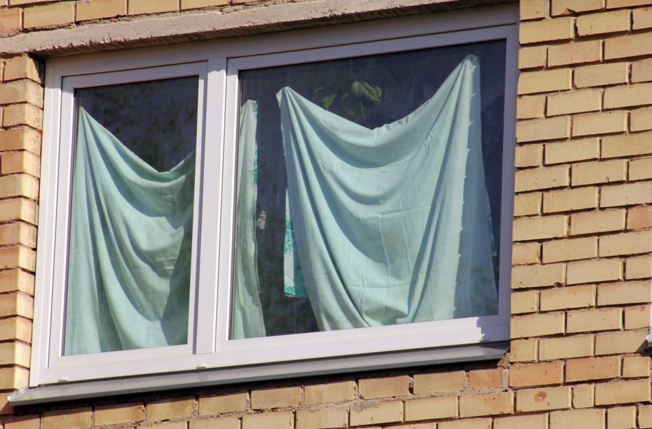 Vagys į butus braunasi prieš tai į langus mesdami akmenį