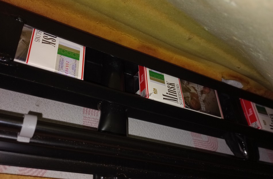 Vėl sulaikyta rūkalų kontrabanda: cigaretes įžūliai slėpė automobilio sėdynėse ir net po kilimėliais