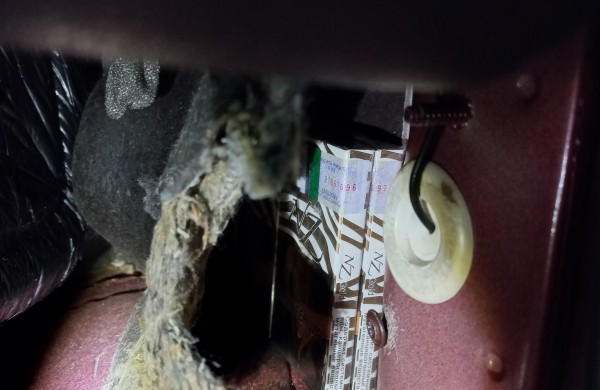 Vėl sulaikyta rūkalų kontrabanda: cigaretes įžūliai slėpė automobilio sėdynėse ir net po kilimėliais