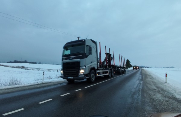 Iš Jonavos rajono į Vilnių pajudėjo miškovežiai  