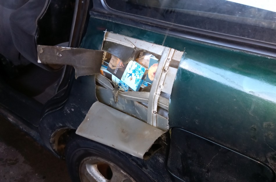Muitininkams teko pjaustyti automobilį – buvo prikimštas kontrabandinių rūkalų