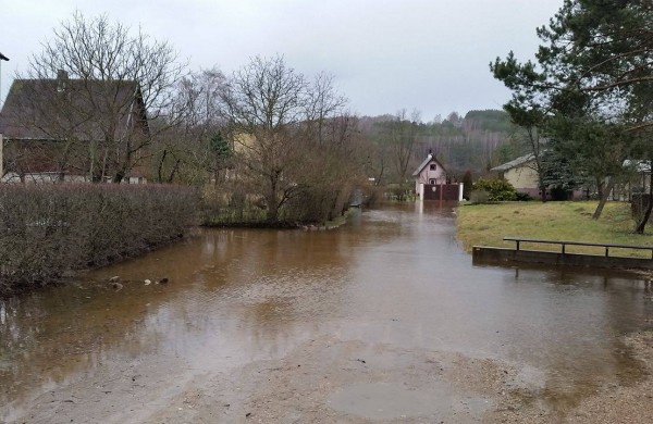 Neryje kyla vanduo, užsemtos kelios sodų bendrijos, automobiliai