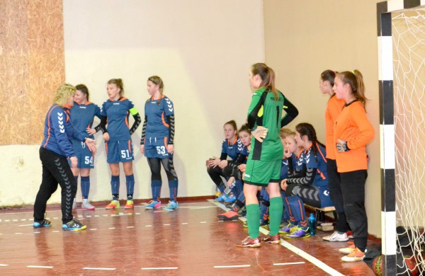 Jonavos jaunosios futbolininkės su varžovėmis pasidalino po pergalę ir pralaimėjimą