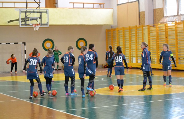 Jonavos jaunosios futbolininkės su varžovėmis pasidalino po pergalę ir pralaimėjimą