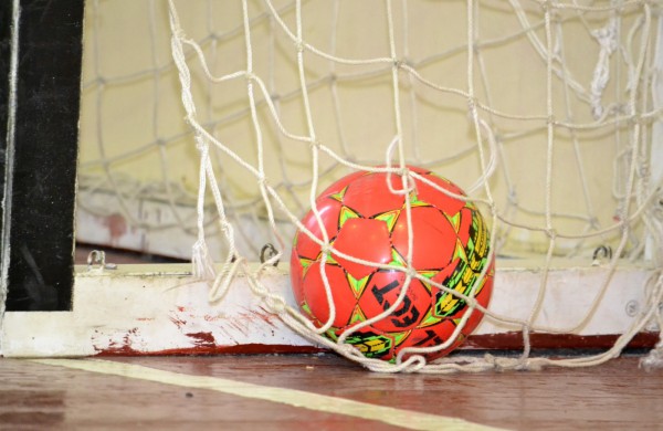 Jonavos jaunosios futbolininkės su varžovėmis pasidalino po pergalę ir pralaimėjimą