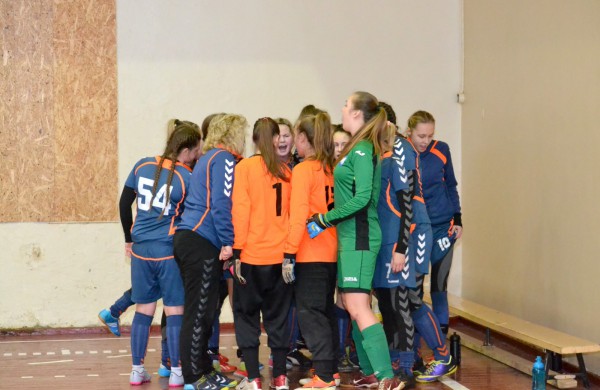 Jonavos jaunosios futbolininkės su varžovėmis pasidalino po pergalę ir pralaimėjimą