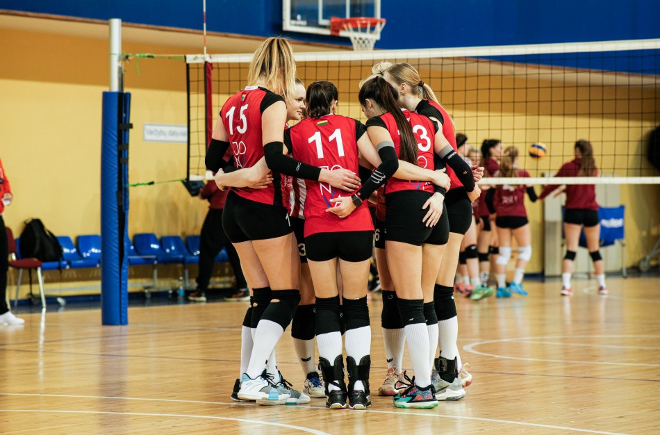 „Aušrinė“ kabinasi į atkrintamąsias, „Amber Volley“ tinklininkai iš užsienio grįžo be taškų